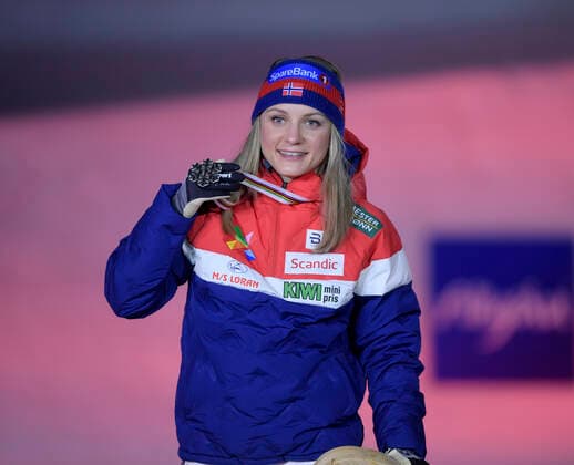 27.02.2021, Nordische SKI WM Oberstdorf 2021, Oberstdorf im Allgäu, Siegerehrung, Medaillienzeremonie, Langlauf Sprint Damen, Siegerehrung, Silbermedaille für Maiken Caspersen Falla (Norwegen),
