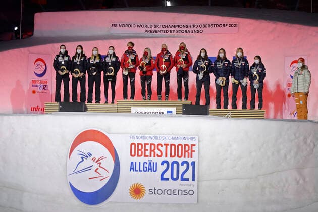 27.02.2021, Nordische SKI WM Oberstdorf 2021, Oberstdorf im Allgäu, Siegerehrung, Medaillienzeremonie, Skispringen Damen, Normalschanze, Siegerehrung, Slowenien, Österreich und Norwegen.