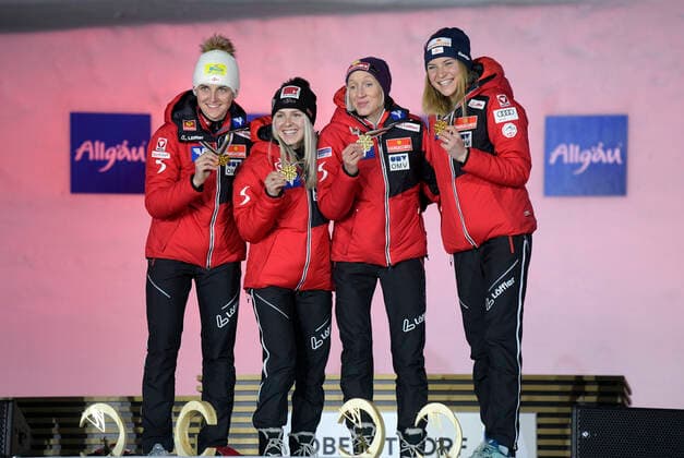 27.02.2021, Nordische SKI WM Oberstdorf 2021, Oberstdorf im Allgäu, Siegerehrung, Medaillienzeremonie, Skispringen Damen, Normalschanze, Siegerehrung, Sophie Sorschag, Chiara Hoelzl, Daniela Iraschko-Stolz, Marita Kramer (AUT).