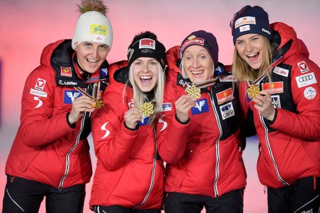 27.02.2021, Nordische SKI WM Oberstdorf 2021, Oberstdorf im Allgäu, Siegerehrung, Medaillienzeremonie, Skispringen Damen, Normalschanze, Siegerehrung, Sophie Sorschag, Chiara Hoelzl, Daniela Iraschko-Stolz, Marita Kramer (AUT).