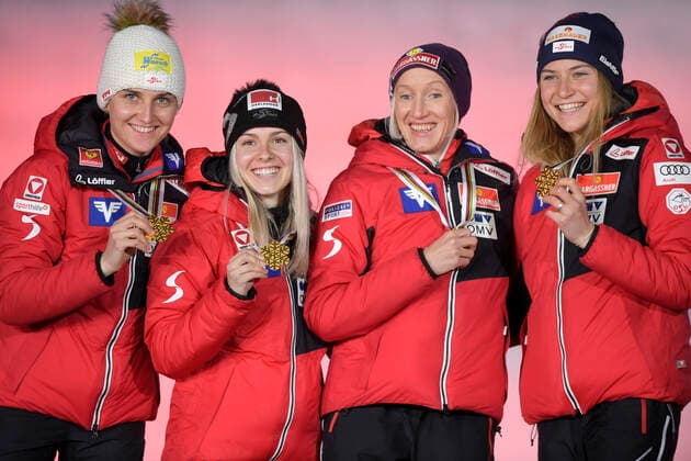27.02.2021, Nordische SKI WM Oberstdorf 2021, Oberstdorf im Allgäu, Siegerehrung, Medaillienzeremonie, Skispringen Damen, Normalschanze, Siegerehrung, Sophie Sorschag, Chiara Hoelzl, Daniela Iraschko-Stolz, Marita Kramer (AUT).