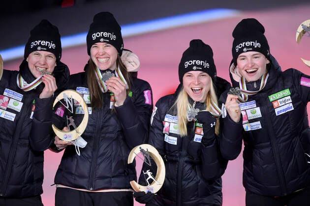 27.02.2021, Nordische SKI WM Oberstdorf 2021, Oberstdorf im Allgäu, Siegerehrung, Medaillienzeremonie, Skispringen Damen, Normalschanze, Siegerehrung, Ema Klinec, Ursa Bogataj, Spela Rogelj und Nika Kriznar (SLOWENIEN)