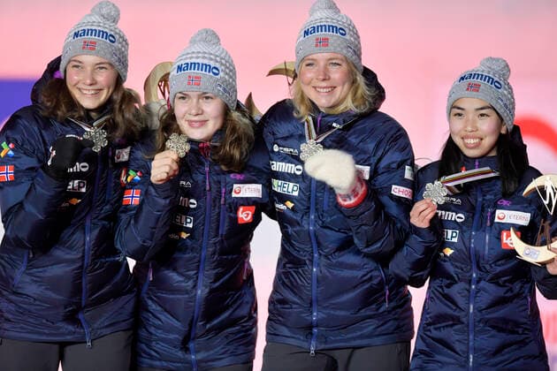 27.02.2021, Nordische SKI WM Oberstdorf 2021, Oberstdorf im Allgäu, Siegerehrung, Medaillienzeremonie, Skispringen Damen, Normalschanze, Siegerehrung, Silje Opseth, Anna Odine Stroem, Maren Lundby, Thea Minyan Bjoerseth (NOR).
