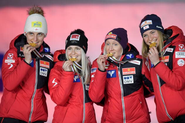 27.02.2021, Nordische SKI WM Oberstdorf 2021, Oberstdorf im Allgäu, Siegerehrung, Medaillienzeremonie, Skispringen Damen, Normalschanze, Siegerehrung, Sophie Sorschag, Chiara Hoelzl, Daniela Iraschko-Stolz, Marita Kramer (AUT).