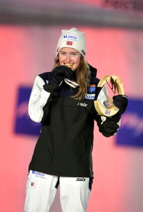 27.02.2021, Nordische SKI WM Oberstdorf 2021, Oberstdorf im Allgäu, Siegerehrung, Medaillienzeremonie, Nordische Kombination Damen, Siegerehrung, Gyda Westvold Hansen (NOR) Godmedaille