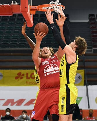 27.02.2021, xjhx, Basketball BBL Bundesliga, Giessen 46ers - medi Bayreuth emspor, v.l. John Bryant (Giessen 46ers), Matthew Tiby (medi Bayreuth) Giessen