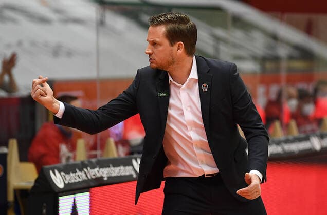 27.02.2021, xjhx, Basketball BBL Bundesliga, Giessen 46ers - medi Bayreuth emspor, v.l. Trainer Rolf Scholz (Giessen 46ers) gibt Anweisungen, gestikuliert, mit den Armen gestikulieren gives instructions, gesticulate. Giessen