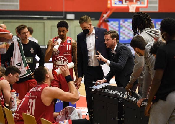 27.02.2021, xjhx, Basketball BBL Bundesliga, Giessen 46ers - medi Bayreuth emspor, v.l. Trainer Rolf Scholz (Giessen 46ers) gibt Anweisungen, gestikuliert, mit den Armen gestikulieren gives instructions, gesticulate. Giessen