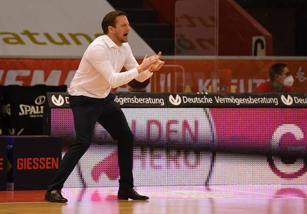 27.02.2021, xjhx, Basketball BBL Bundesliga, Giessen 46ers - medi Bayreuth emspor, v.l. Trainer Rolf Scholz (Giessen 46ers) gibt Anweisungen, gestikuliert, mit den Armen gestikulieren gives instructions, gesticulate. Giessen