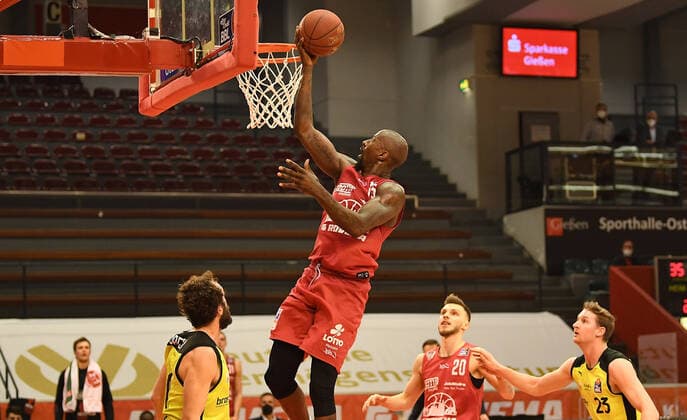 27.02.2021, xjhx, Basketball BBL Bundesliga, Giessen 46ers - medi Bayreuth emspor, v.l. Bastian Doreth (medi Bayreuth), Brandon Bowman (Giessen 46ers) Giessen