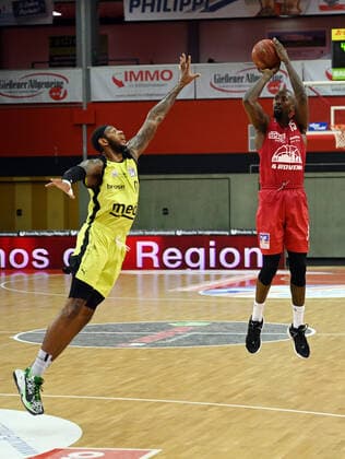 27.02.2021, xjhx, Basketball BBL Bundesliga, Giessen 46ers - medi Bayreuth emspor, v.l. Dererk Pardon (medi Bayreuth), Brandon Bowman (Giessen 46ers) Giessen