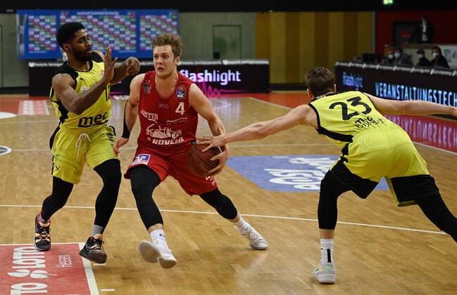 27.02.2021, xjhx, Basketball BBL Bundesliga, Giessen 46ers - medi Bayreuth emspor, v.l. Lazeric Jones (medi Bayreuth), Bjarne Kraushaar (Giessen 46ers), David Walker (medi Bayreuth) Giessen