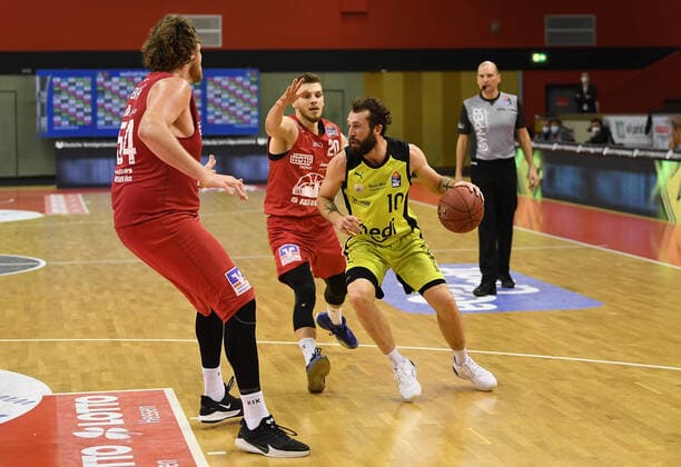 27.02.2021, xjhx, Basketball BBL Bundesliga, Giessen 46ers - medi Bayreuth emspor, v.l. John Bryant (Giessen 46ers), Ferdinand Zylka (Giessen 46ers), Bastian Doreth (medi Bayreuth) Giessen