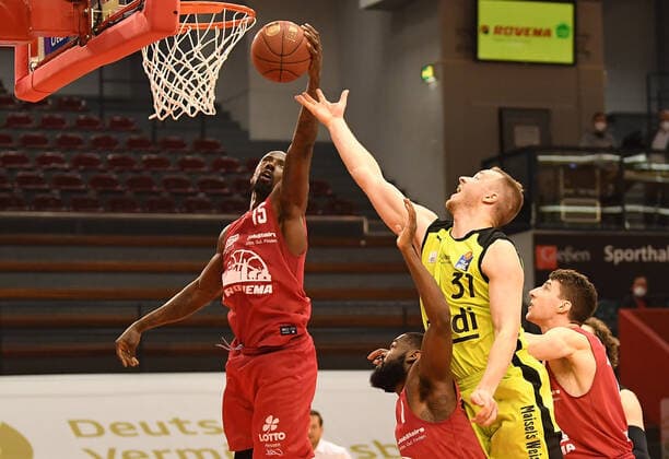 27.02.2021, xjhx, Basketball BBL Bundesliga, Giessen 46ers - medi Bayreuth emspor, v.l. Brandon Bowman (Giessen 46ers), Jonathan Stark (Giessen 46ers), Osvaldas Olisevicius (medi Bayreuth) Giessen