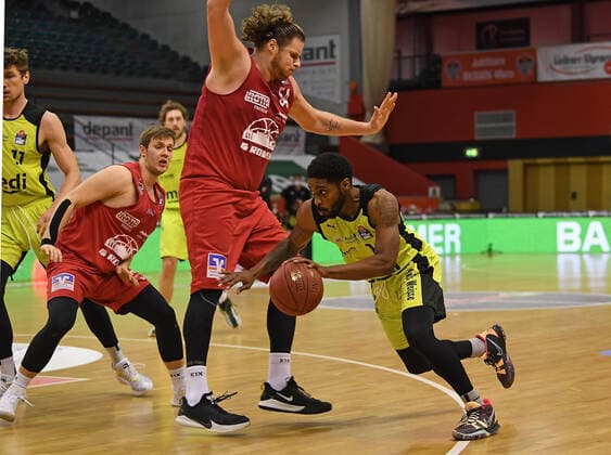 27.02.2021, xjhx, Basketball BBL Bundesliga, Giessen 46ers - medi Bayreuth emspor, v.l. Bjarne Kraushaar (Giessen 46ers), John Bryant (Giessen 46ers), Lazeric Jones (medi Bayreuth) Giessen
