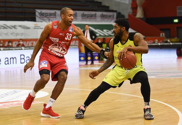 27.02.2021, xjhx, Basketball BBL Bundesliga, Giessen 46ers - medi Bayreuth emspor, v.l. Brandon Thomas (Giessen 46ers), Lazeric Jones (medi Bayreuth) Giessen