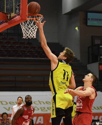 27.02.2021, xjhx, Basketball BBL Bundesliga, Giessen 46ers - medi Bayreuth emspor, v.l. Andreas Seiferth (medi Bayreuth), Scotie James jr. (Giessen 46ers) Giessen