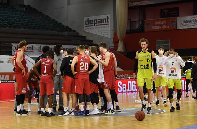27.02.2021, xjhx, Basketball BBL Bundesliga, Giessen 46ers - medi Bayreuth emspor, v.l. Giessen jubelt, Bayreuth enttaeuscht, enttaeuscht schauend, dissapointed, Matthew Tiby (medi Bayreuth), Philip Jalalpoor (medi Bayreuth) Giessen