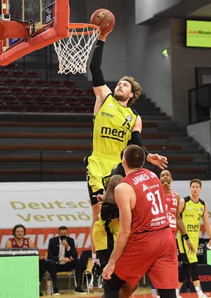 27.02.2021, xjhx, Basketball BBL Bundesliga, Giessen 46ers - medi Bayreuth emspor, v.l. Matthew Tiby (medi Bayreuth), Scotie James jr. (Giessen 46ers) Giessen