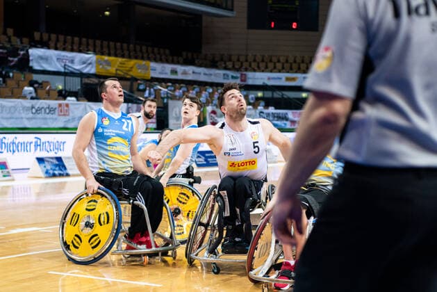 RBBL; RSV Lahn-Dill - Baskets 96 Rahden, 27.02.21 Simon Brown ( 5 RSV Lahn-Dill), Elvis Fakic ( 27 Baskets 96 Rahden), Rittal Arena, Wetzlar, 27.02.21 Copyright: xBEAUTIFULxSPORTS Roeczeyx