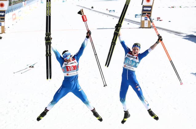 Bilder des Jahres 2021, Sport 02 Februar Sport Themen der Woche KW08 Sport Bilder des Tages OBERSTDORF, GERMANY - FEBRUARY 28, 2021: Slovenia s Eva Urevc (L) and Anamarija Lampic after finishing the women s team sprint final event at the 2021 FIS Nordic World Ski Championships. Sergei Bobylev TASS  TS0F80F5