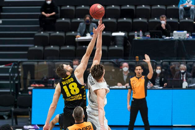 easyCredit Basketball Bundesliga, Hamburg, 28.02.2021 easyCredit Basketball Bundesliga, Hamburg Towers vs. MHP Riesen Ludwigsburg, Tip-Off durch Maik Kotsar ( 11 Hamburg Towers) und Jonas Wohlfarth-Bottermann ( 18 MHP RIESEN Ludwigsburg) Copyright: xBEAUTIFULxSPORTS Mohwinkelx