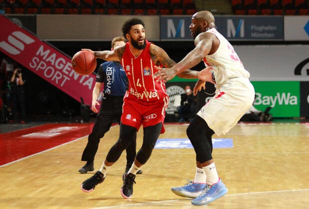 D.J. Seeley (FCBB) rot, gegen 31 Murphy Holloway (Würzburg) Basketball, 1. Bundesliga, BBL, FC Bayern München, s.Oliver Würzburg im Audi Dome, 28.02.2021 FOTO: Mladen Lackovic LakoPress