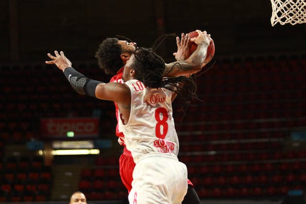 D.J. Seeley (FCBB) rot, gegen 8 Robert Lowery (Würzburg) Basketball, 1. Bundesliga, BBL, FC Bayern München, s.Oliver Würzburg im Audi Dome, 28.02.2021 FOTO: Mladen Lackovic LakoPress