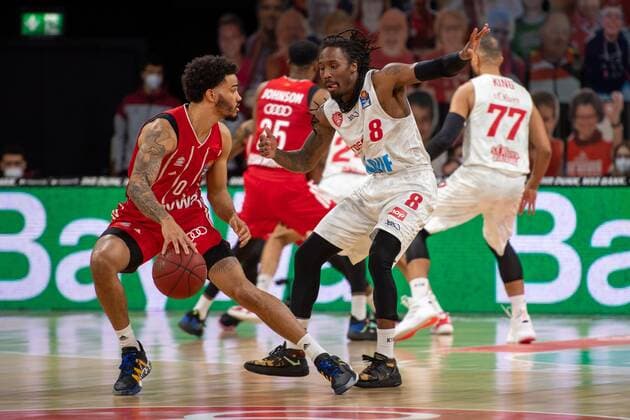 Nick Weiler-Babb 0 (FC Bayern), Robert Lowery 8 (s.Oliver Wuerzburg), FC Bayern Basketball vs. s.Oliver Wuerzburg, BBL, 28.02.2021 Muenchen Bayern Deutschland