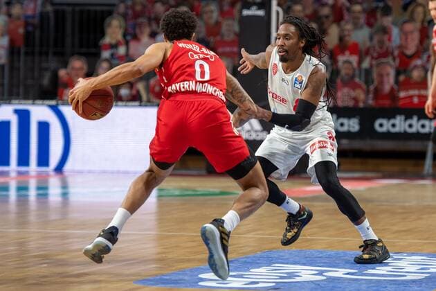 Nick Weiler-Babb 0 (FC Bayern), Robert Lowery 8 (s.Oliver Wuerzburg), FC Bayern Basketball vs. s.Oliver Wuerzburg, BBL, 28.02.2021 Muenchen Bayern Deutschland