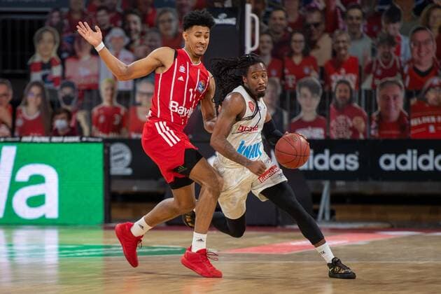 Jason George 1 (FC Bayern), Robert Lowery 8 (s.Oliver Wuerzburg), FC Bayern Basketball vs. s.Oliver Wuerzburg, BBL, 28.02.2021 Muenchen Bayern Deutschland