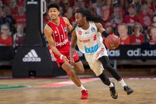 Jason George 1 (FC Bayern), Robert Lowery 8 (s.Oliver Wuerzburg), FC Bayern Basketball vs. s.Oliver Wuerzburg, BBL, 28.02.2021 Muenchen Bayern Deutschland