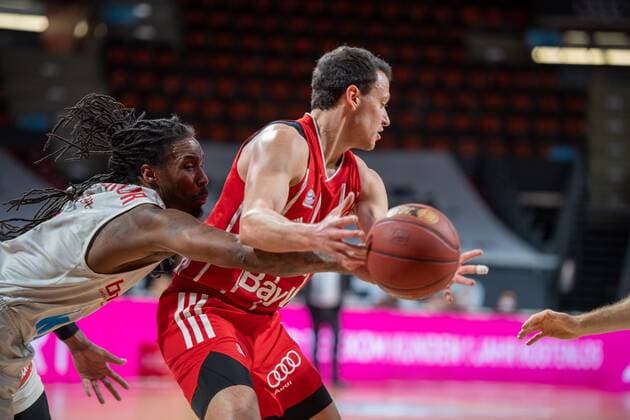 Robert Lowery 8 (s.Oliver Wuerzburg), Zan Mark Sisko 31 (FC Bayern), FC Bayern Basketball vs. s.Oliver Wuerzburg, BBL, 28.02.2021 Muenchen Bayern Deutschland