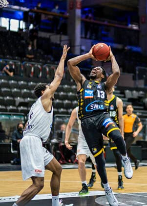 Kameron Taylor (Towers), Yorman Polas Bartolo (MHP) Basketball Bundesliga, easyCredit BBL, Saison 2020 2021, 21. Spieltag 28.02.21, Hamburg-Wilhelmsburg, Hamburg Towers vs. MHP Riesen Ludwigsburg Â