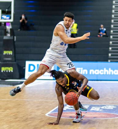 Marvin Ogunsipe (Towers), Jaleen Smith (MHP) Basketball Bundesliga, easyCredit BBL, Saison 2020 2021, 21. Spieltag 28.02.21, Hamburg-Wilhelmsburg, Hamburg Towers vs. MHP Riesen Ludwigsburg Â