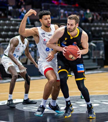 Marvin Ogunsipe (Towers), Jonas Wohlfarth-Bottermann (MHP) Basketball Bundesliga, easyCredit BBL, Saison 2020 2021, 21. Spieltag 28.02.21, Hamburg-Wilhelmsburg, Hamburg Towers vs. MHP Riesen Ludwigsburg Â