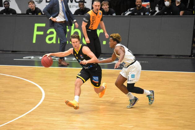 Basketball I Herren I Saison 2020 2021 I easyCredit Bundesliga I 21. Spieltag I Hamburg Towers - MHP RIESEN Ludwigsburg I 28.02.2021 Jordan Hulls ( 1, Ludwigsburg) und TJ Shorts ( 0, Towers) Hamburg edel-optics.de Arena, Kurt-Emmer Hamburg Deutschland Copyright: xLobeca RobertoxSeidelx