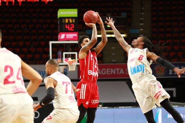 D.J. Seeley (FCBB) rot, gegen 8 Robert Lowery 77 und 77 Alex King (Würzburg) Basketball, 1. Bundesliga, BBL, FC Bayern München, s.Oliver Würzburg im Audi Dome, 28.02.2021 FOTO: Mladen Lackovic LakoPress