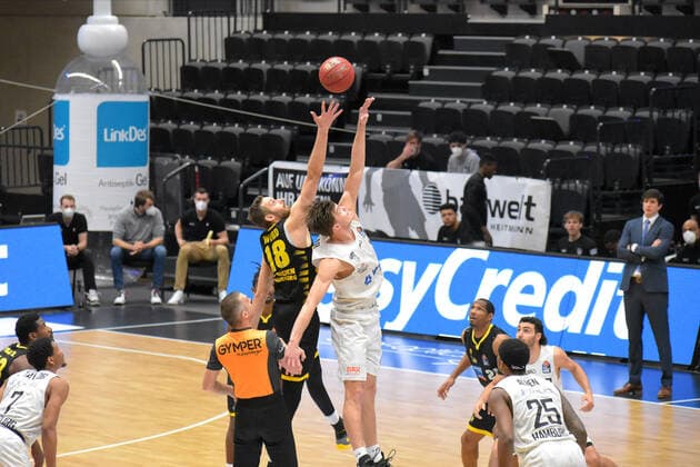 Basketball I Herren I Saison 2020 2021 I easyCredit Bundesliga I 21. Spieltag I Hamburg Towers - MHP RIESEN Ludwigsburg I 28.02.2021 Tip-Off zwischen Jonas Wohlfarth-Bottermann ( 18, Ludwigsburg) und Maik Kotsar ( 11, Towers) Hamburg edel-optics.de Arena, Kurt-Emmer Hamburg Deutschland Copyright: xLobeca RobertoxSeidelx