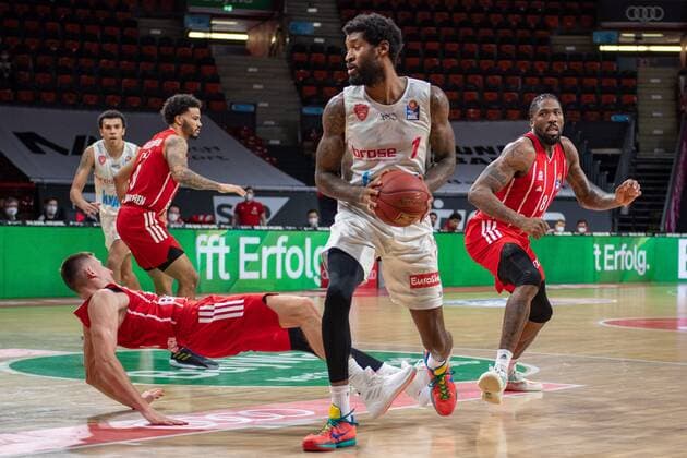 D. Kraemer 3 (FC Bayern) stuerzt, Perry Jones III 1 (s.Oliver Wuerzburg), Jalen Reynolds 8 (FC Bayern), FC Bayern Basketball vs. s.Oliver Wuerzburg, BBL, 28.02.2021 Muenchen Bayern Deutschland