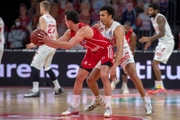 Zan Mark Sisko 31 (FC Bayern), Tyson Ward 3 (s.Oliver Wuerzburg), FC Bayern Basketball vs. s.Oliver Wuerzburg, BBL, 28.02.2021 Muenchen Bayern Deutschland