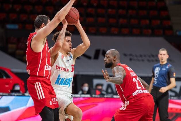 Paul Zipser 16 (FC Bayern), Joshua Obiesie 6 (s.Oliver Wuerzburg), Jalen Reynolds 8 (FC Bayern), FC Bayern Basketball vs. s.Oliver Wuerzburg, BBL, 28.02.2021 Muenchen Bayern Deutschland
