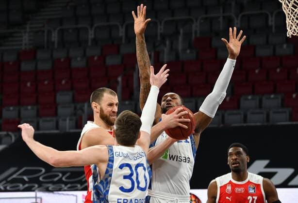 BAMBERG 28.02.2021 --- Basketball ---- easycredit 1. Basketball Bundesliga ---- 21. Spieltag: Brose Bamberg vs Fraport Skyliners Frankfurt --- Alex Ruoff (7, Brose Bamberg) zieht zum Korb gegen Jon Axel Gudmundsson (30, Skyliners Frankfurt) und Kamari Murphy (21, Skyliners Frankfurt) --- Foto: Hans-Martin Issler isslerimages ---- Brose Bamberg vs Fraport Skyliners Frankfurt
