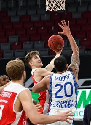 BAMBERG 28.02.2021 --- Basketball ---- easycredit 1. Basketball Bundesliga ---- 21. Spieltag: Brose Bamberg vs Fraport Skyliners Frankfurt --- Bennet Hundt (33, Brose Bamberg) wirft gegen Rasheed Moore (20, Skyliners Frankfurt) --- Foto: Hans-Martin Issler isslerimages ---- Brose Bamberg vs Fraport Skyliners Frankfurt