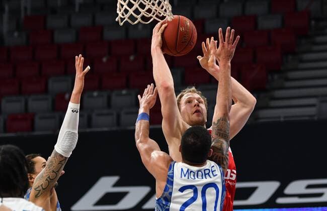 BAMBERG 28.02.2021 --- Basketball ---- easycredit 1. Basketball Bundesliga ---- 21. Spieltag: Brose Bamberg vs Fraport Skyliners Frankfurt --- Christian Sengfelder (43, Brose Bamberg) wirft gegen Rasheed Moore (20, Skyliners Frankfurt) --- Foto: Hans-Martin Issler isslerimages ---- Brose Bamberg vs Fraport Skyliners Frankfurt