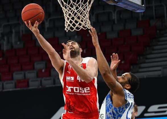 BAMBERG 28.02.2021 --- Basketball ---- easycredit 1. Basketball Bundesliga ---- 21. Spieltag: Brose Bamberg vs Fraport Skyliners Frankfurt --- David Kravish (45, Brose Bamberg) wirft gegen Quantez Robertson (23, Skyliners Frankfurt) --- Foto: Hans-Martin Issler isslerimages ---- Brose Bamberg vs Fraport Skyliners Frankfurt