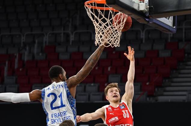 BAMBERG 28.02.2021 --- Basketball ---- easycredit 1. Basketball Bundesliga ---- 21. Spieltag: Brose Bamberg vs Fraport Skyliners Frankfurt --- Bennet Hundt (33, Brose Bamberg) wirft gegen Kamari Murphy (21, Skyliners Frankfurt) --- Foto: Hans-Martin Issler isslerimages ---- Brose Bamberg vs Fraport Skyliners Frankfurt