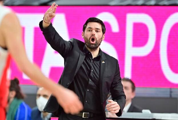BAMBERG 28.02.2021 --- Basketball ---- easycredit 1. Basketball Bundesliga ---- 21. Spieltag: Brose Bamberg vs Fraport Skyliners Frankfurt --- Sebastian Gleim (Headcoach Skyliners Frankfurt) gibt Anweisung --- Foto: Hans-Martin Issler isslerimages ---- Brose Bamberg vs Fraport Skyliners Frankfurt