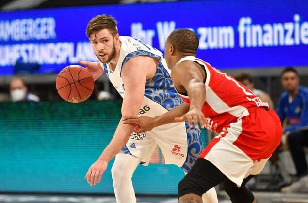 BAMBERG 28.02.2021 --- Basketball ---- easycredit 1. Basketball Bundesliga ---- 21. Spieltag: Brose Bamberg vs Fraport Skyliners Frankfurt --- Jon Axel Gudmundsson (30, Skyliners Frankfurt) gegen Devon Hall (22, Brose Bamberg) --- Foto: Hans-Martin Issler isslerimages ---- Brose Bamberg vs Fraport Skyliners Frankfurt