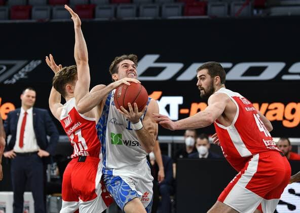 BAMBERG 28.02.2021 --- Basketball ---- easycredit 1. Basketball Bundesliga ---- 21. Spieltag: Brose Bamberg vs Fraport Skyliners Frankfurt --- Joe Rahon (18, Skyliners Frankfurt) zieht zum Korb gegen David Kravish (45, Brose Bamberg) und Bennet Hundt (33, Brose Bamberg) --- Foto: Hans-Martin Issler isslerimages ---- Brose Bamberg vs Fraport Skyliners Frankfurt